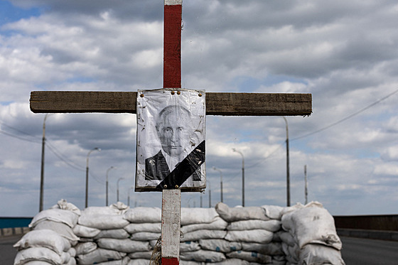 Portrét ruského prezidenta Vladimira Putina na jeho symbolickém hrobu u...