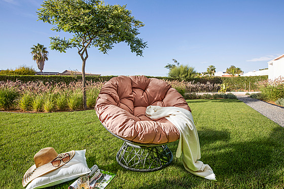 Relaxujte ve velkorysém objetí kulaté zahradní židle Altona. 3990 Kč