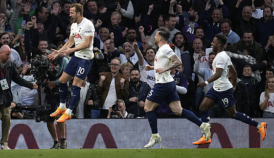Harry Kane (vlevo) z Tottenhamu se raduje z gólu v duelu s Arsenalem.