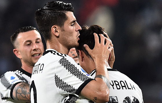 Alvaro Morata (vlevo) a Paulo Dybala z Juventusu se radují z gólu v duelu s...