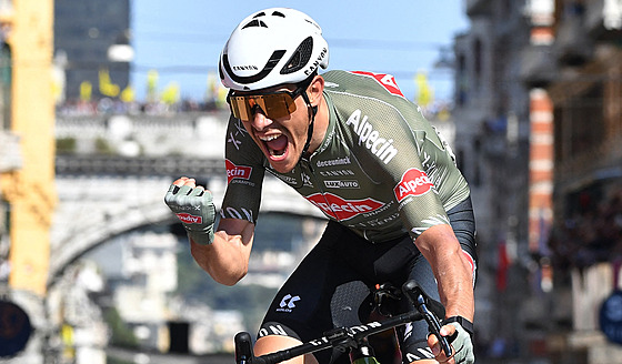 Italský cyklista Stefano Oldani se raduje z triumfu ve 12. etap Gira.