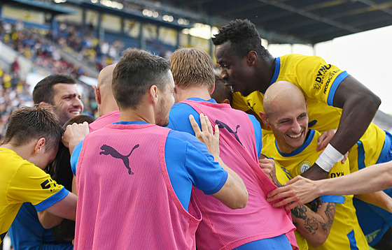 Radost teplických fotbalist v baráovém duelu s Vlaimí.