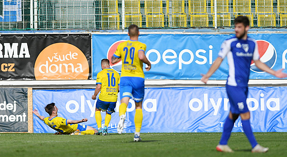 Teplický Jan Fortelný vlevo slaví gól v baráovém duelu s Vlaimí.