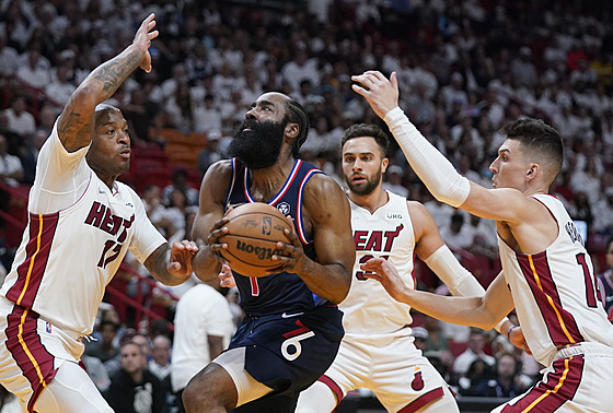 James Harden (u míe) z Philadelphia 76ers se tlaí na ko Miami Heat, brání ho...