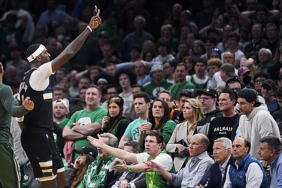 Bobby Portis z Milwaukee Bucks slaví ped fanouky Boston Celtics.