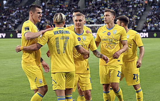 Ukrajinští fotbalisté slaví gól.