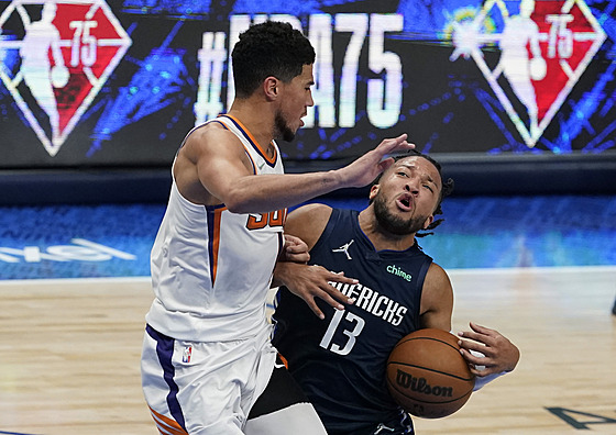 Jalen Brunson (13) z Dallas Mavericks najídí ke koi Phoenix Suns kolem Devina...