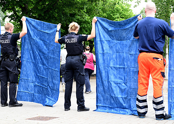 Policie hlídkuje v okolí koly v nmeckém Bremrhavenu, kde dolo ke stelb....