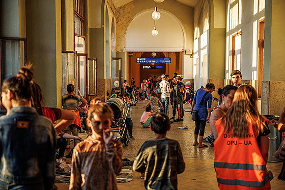 Ukrajinští uprchlíci se v Praze utábořili na hlavním nádraží. (11. května 2022)