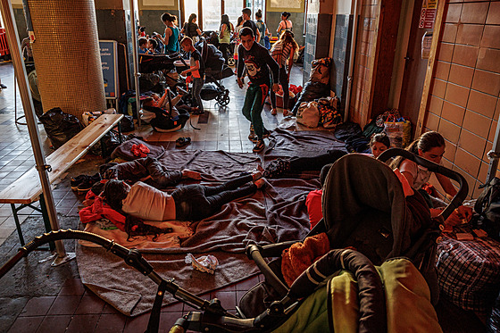 Ukrajinští uprchlíci se v Praze utábořili na hlavním nádraží. Matky s dětmi spí...