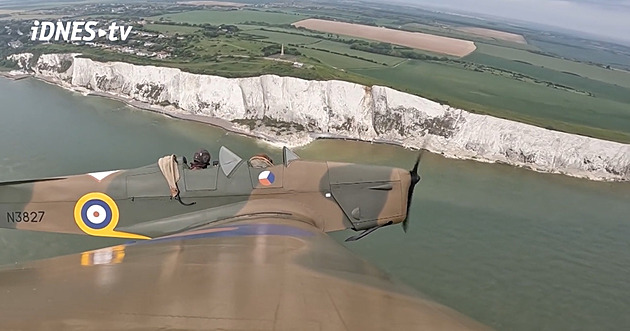 Takhle vypadá přelet kanálu La Manche z křídla historického letou RAF