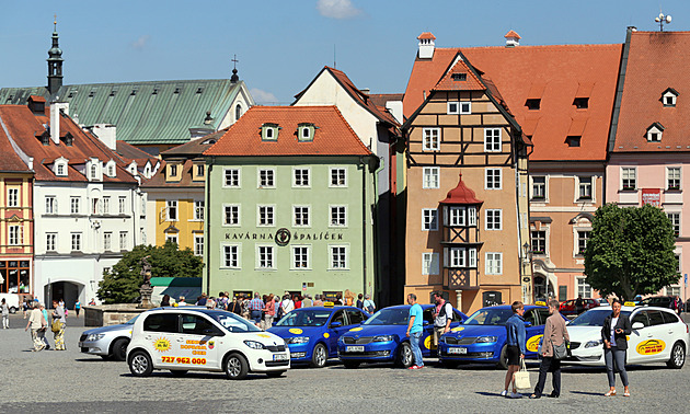 Vozy senior taxi na chebském náměstí.