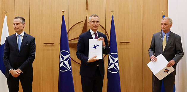 Švédsko a Finsko podaly v centrále NATO žádost o vstup do aliance