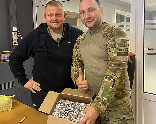 Ukrajinci vydali karty s ruskými zločinci a ukázali americké houfnice