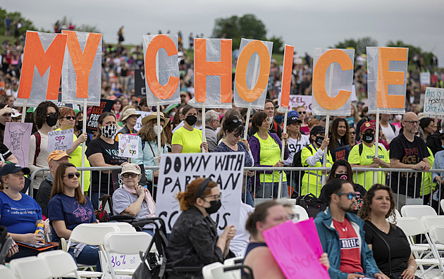 Nejvyšší soud USA zrušil federální právo na potrat, zákaz žádá polovina Ameriky