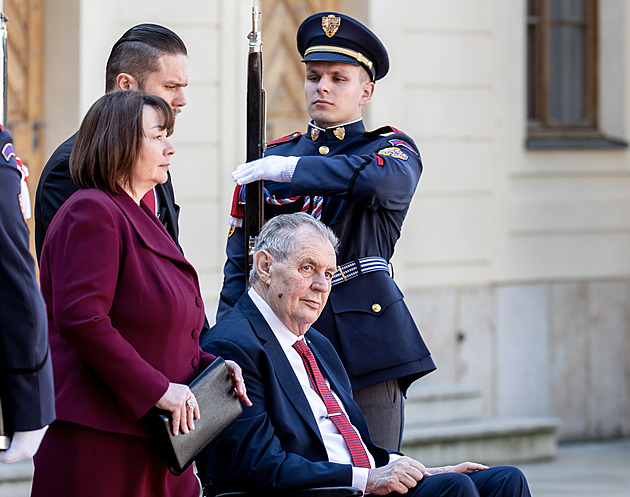 Zeman si v průzkumu mírně polepšil, vládě nedůvěřují dvě třetiny lidí