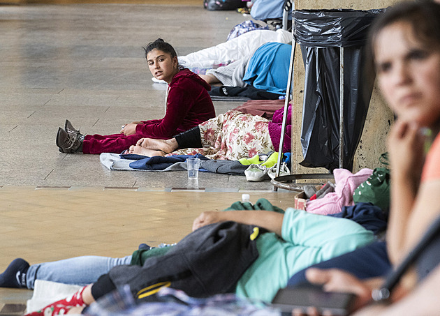 Humanitární krize na hlavním nádraží v Praze. Živoří tam stovky uprchlíků