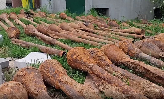 Na Znojemsku vykopali stovku pancéřových pěstí a tisíce granátů z války