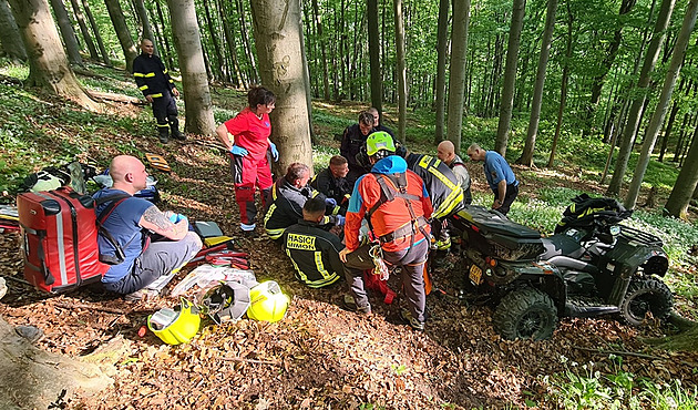 VIDEO: Pod převrácenou čtyřkolkou zůstal řidič, letěl pro něj vrtulník