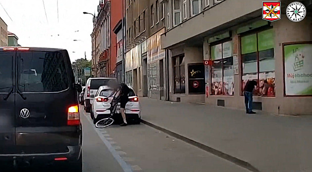 VIDEO: Cyklista v Brně kličkoval mezi auty, až do stojícího narazil