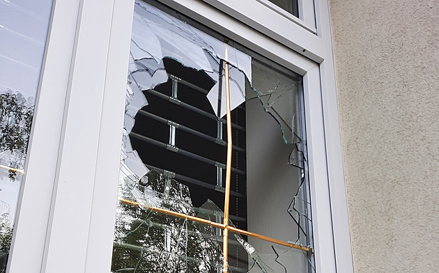 Rozbité okno v domě bývalého starosty a současného zastupitele ostravského...