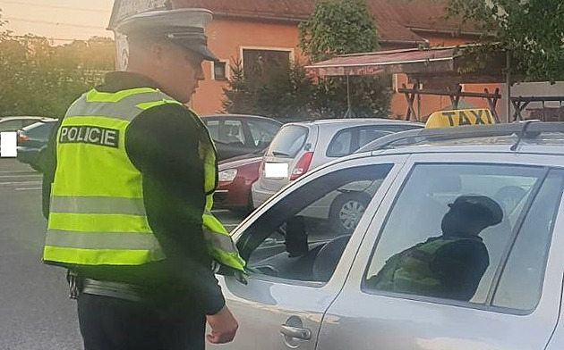 Taxikářku zastavili v Českém Těšíně policisté, zjistili alkohol i drogy