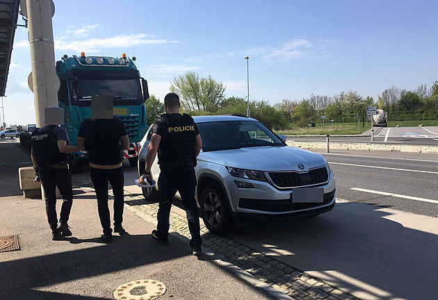 V Rakousku zadrženého Mário Krtičku si čeští policisté převzali na hraničním...