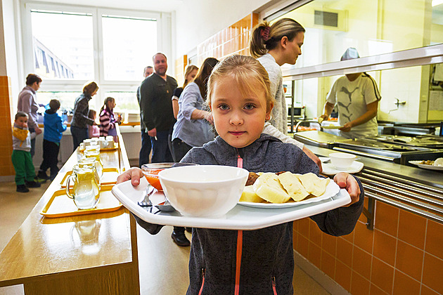 Školní jídelny zdražily i o třetinu. Musí se vejít do 45 korun, šetří na salátech