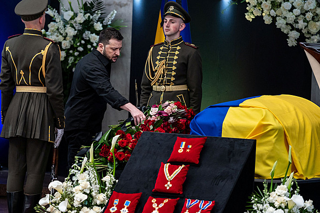 Ukrajina se rozloučila s prvním prezidentem Kravčukem, dorazil i Zelenskyj