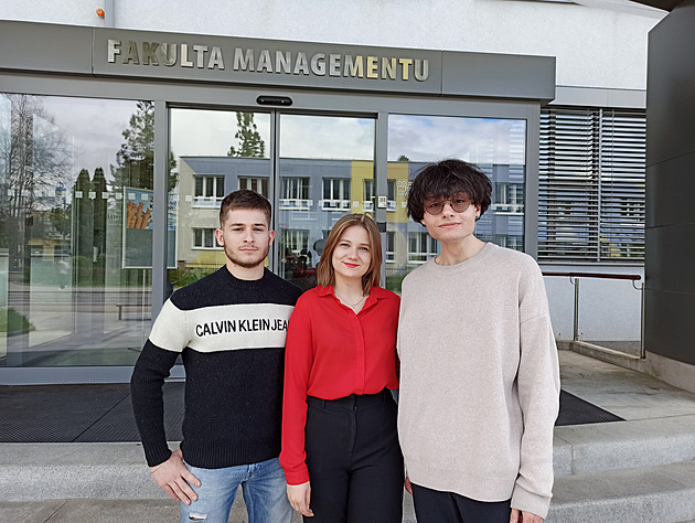 Studenti Fakulty managemetu VE, zleva Maksym (Ukrajina), Mariya a Heorhi (oba...