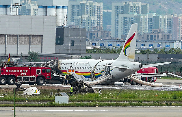 Letadlo na jihovýchodě Číny při vzletu havarovalo. Pak začalo hořet