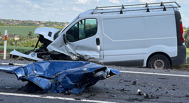 Při střetu auta a dodávky na Kladensku se zranilo šest lidí