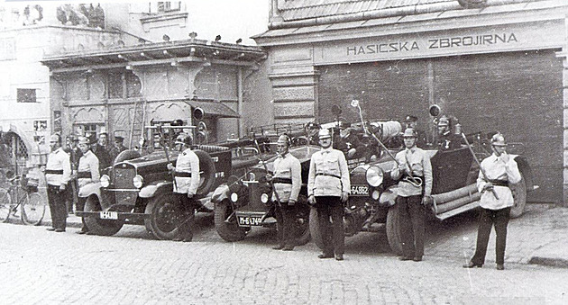Krásentí hasii na fotografii z roku 1930 ped svou zbrojnicí