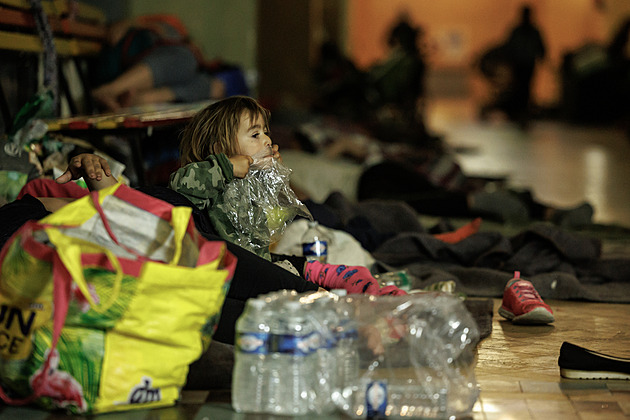 Situace na nádraží se lepší, část uprchlíků odjela do Maďarska, řekl Hřib