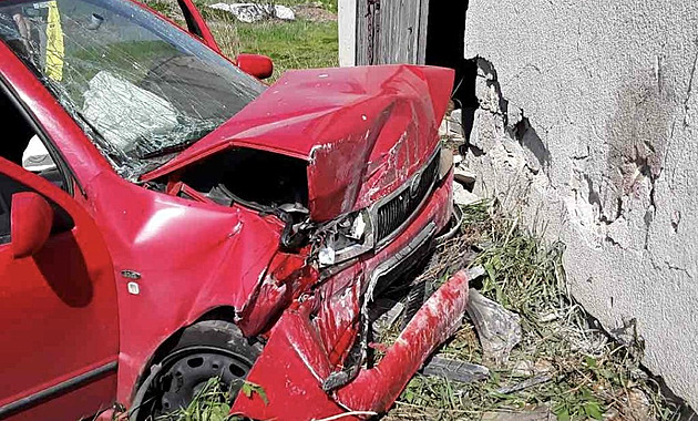 Náraz do domu na Přerovsku slisoval přední část auta, řidič na místě zemřel