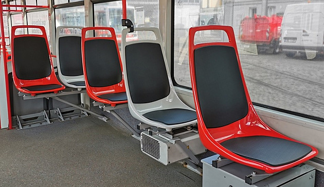 Olomoucký dopravní podnik zaal v jedné z tramvají testovat plastové sedaky,...