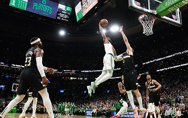 Obscénní mzdy, vysoké pokuty, rekordy, zmatek. NBA zažívá peněžní smršť