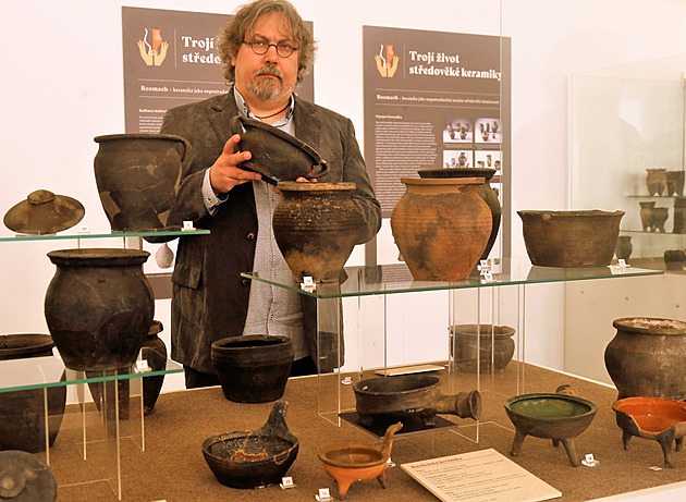 Ředitel Západočeského muzea v Plzni Jiří Orna zve na novou výstavu s názvem Trojí život středověké keramiky.