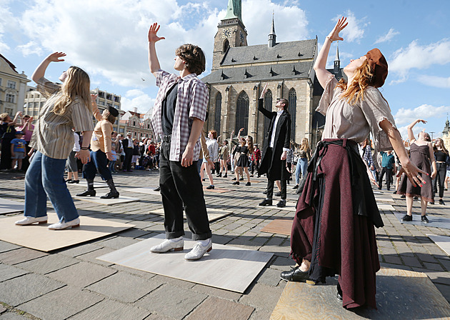 Přes sto stepařů předvedlo ve čtvrtek odpoledne své umění na plzeňském náměstí...