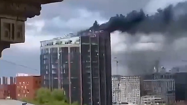 V Moskvě a Petrohradě vzplálo několik budov, evakuovaly se desítky lidí