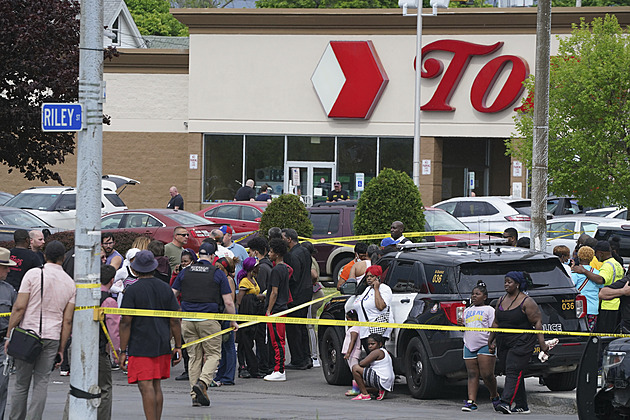 Mladík zastřelil v supermarketu 10 lidí, cílil na Afroameričany. Policie ho měla v hledáčku