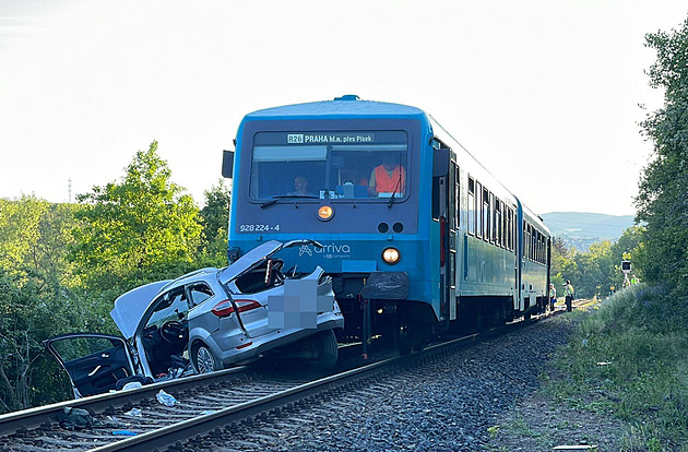 Vlak smetl auto u Berouna. Neštěstí si vyžádalo mrtvého a tři zraněné