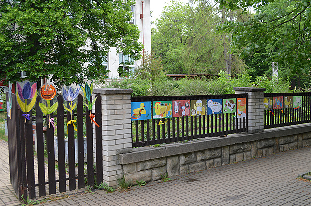 <p>Hned u vstupní branky visí barevné obrázky, které namalovali žáci letňanské základní školy generála Františka Fajtla.</p>