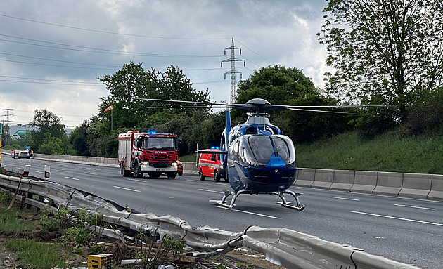 Hromadná nehoda aut, poté srážka vozu s motorkou. D1 za Brnem dvakrát stála
