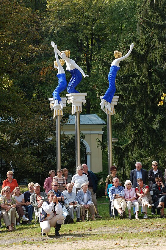 Sochy tí múz z dílny Olbrama Zoubka u Lesního pramene v Mariánských Lázních.