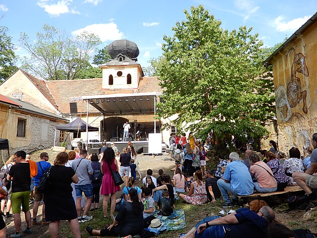 <p>Dříve chátrající usedlost Cibulka v Praze 5 konečně ožívá. V sobotu se tam konal hudební festival, na kterém vystoupil třeba Ondřej Ruml nebo kapela MIG21. </p>