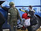 Mariupol. Evakuace civilist z oceláren Azovstal (8. kvtna 2022) 