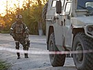 Rutí vojáci hlídkují v obci Bezimenne východn od Mariupolu (7. kvtna 2022)