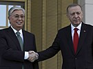 Ankara. Kazachstánský prezident Kasym-omart Tokajev (vlevo) s tureckým...