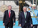 Ankara. Kazachstánský prezident Kasym-omart Tokajev (vpravo) s tureckým...